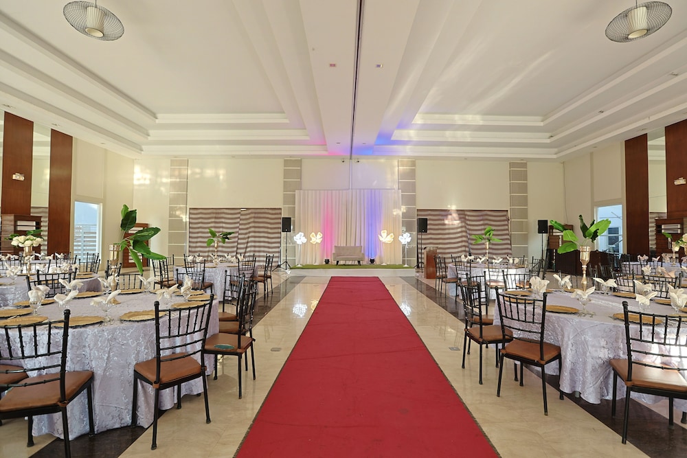 Holiday Suites Hotel Amp Resort 39/50