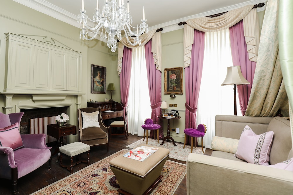 LUXURY, TOWN HOUSE