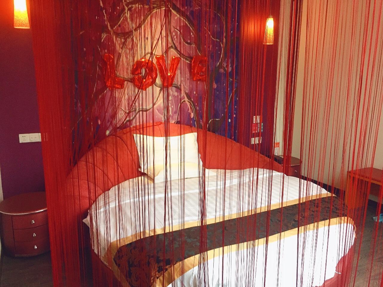 Custom, King Bed, Round Bed