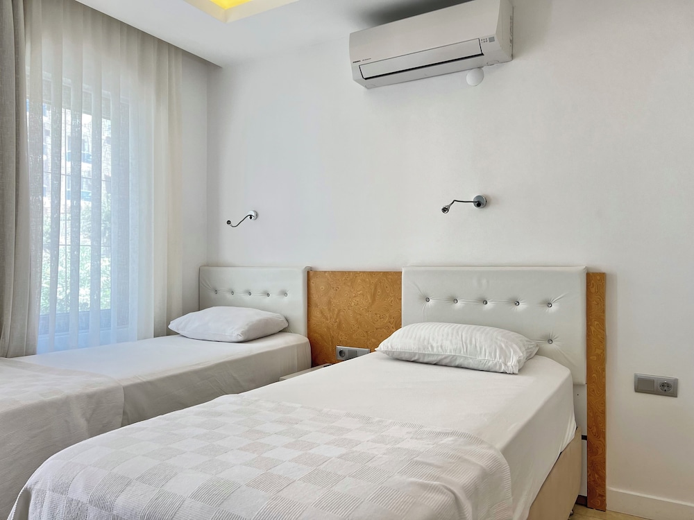ROOM, TWIN BEDS