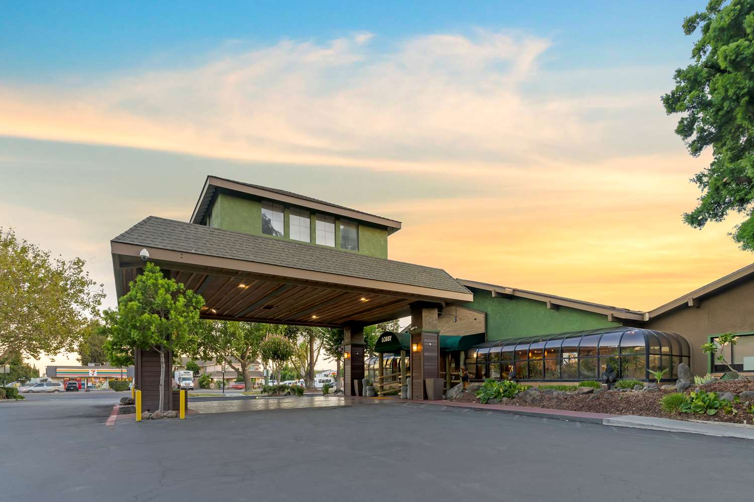 Best Western Plus Forest Park Inn 2/53
