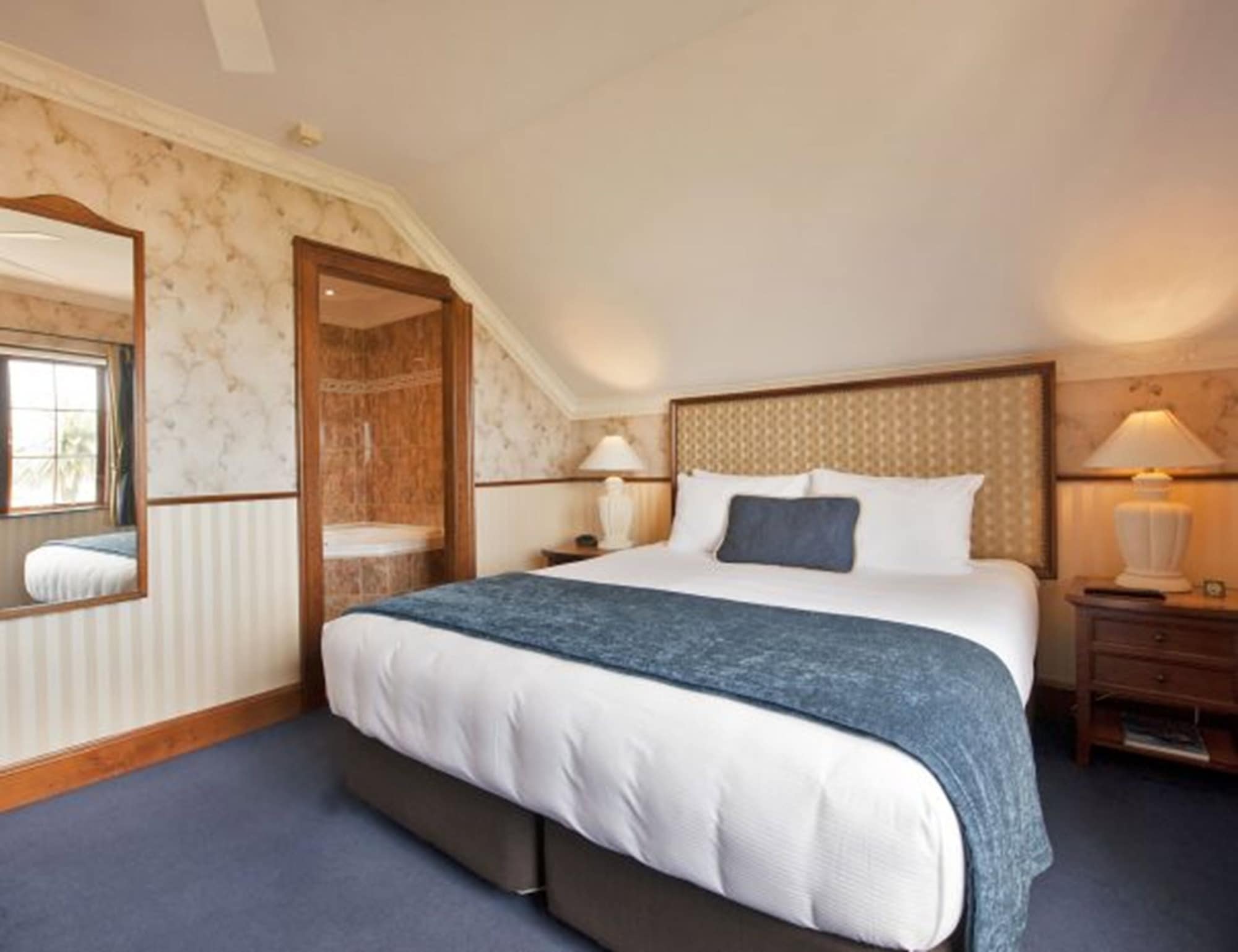 STANDARD, QUEEN BED