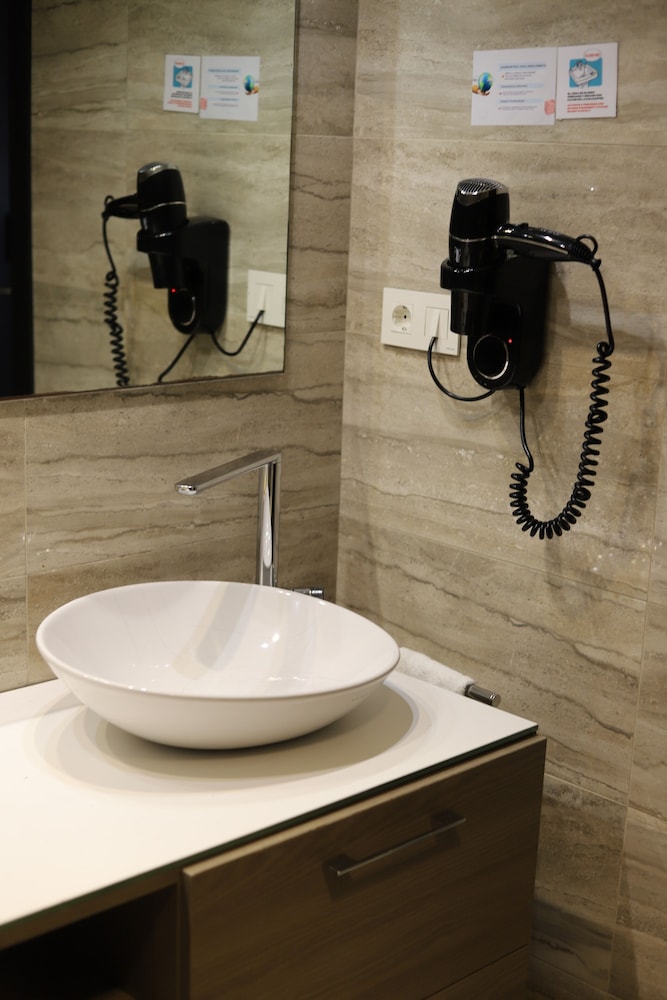 NEW HOTEL COLON 61/61