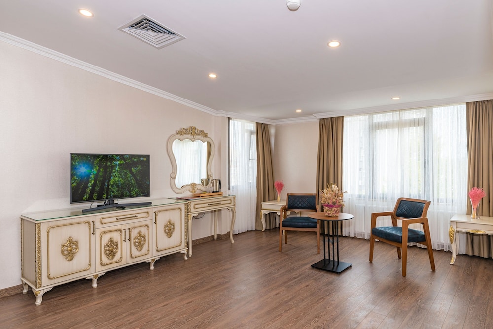 CZN Burak Hotel 52/74