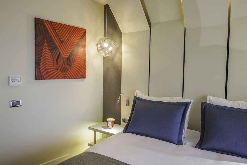 Maroon Hotel Pera 4/72
