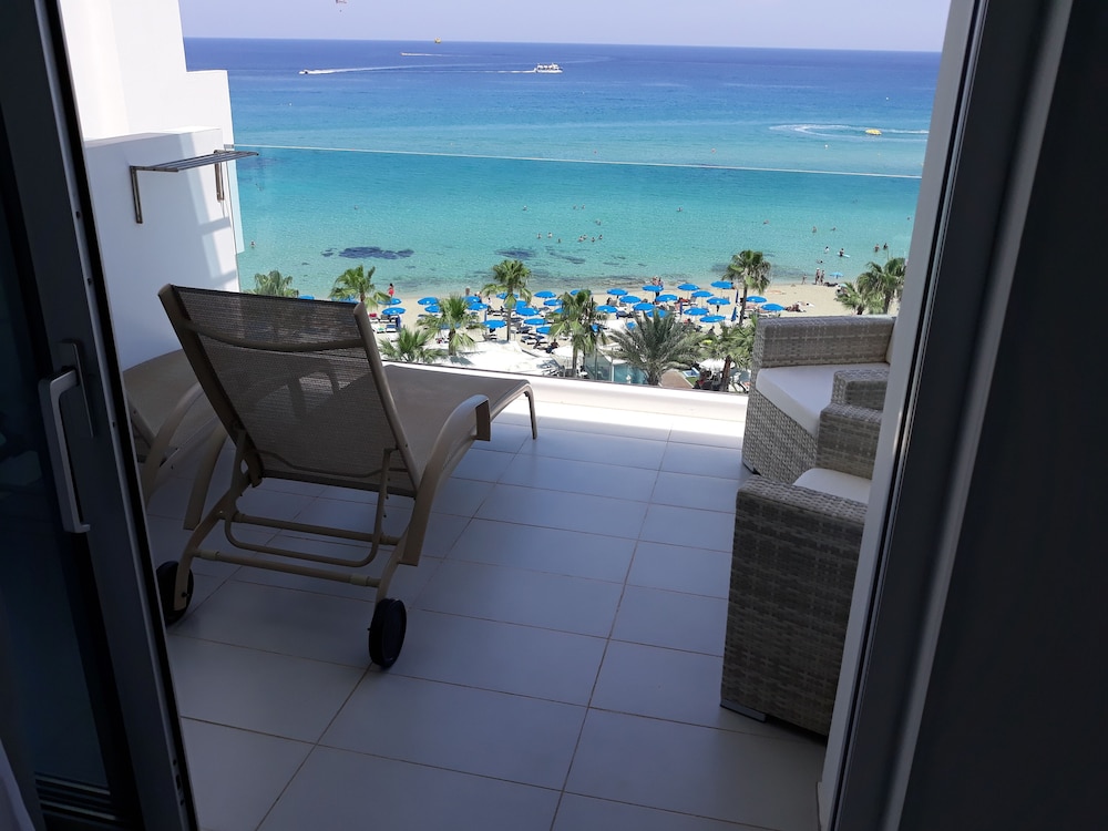 Vrissaki Beach Hotel 46/50