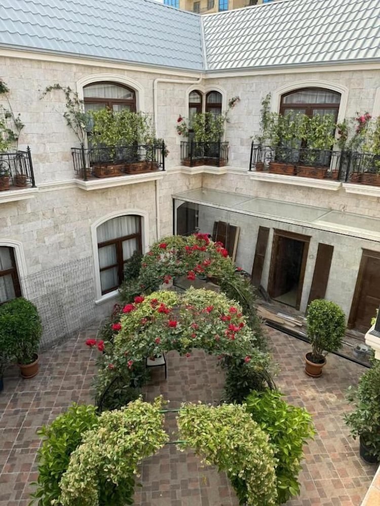 Midway Baku Hotel 65/68