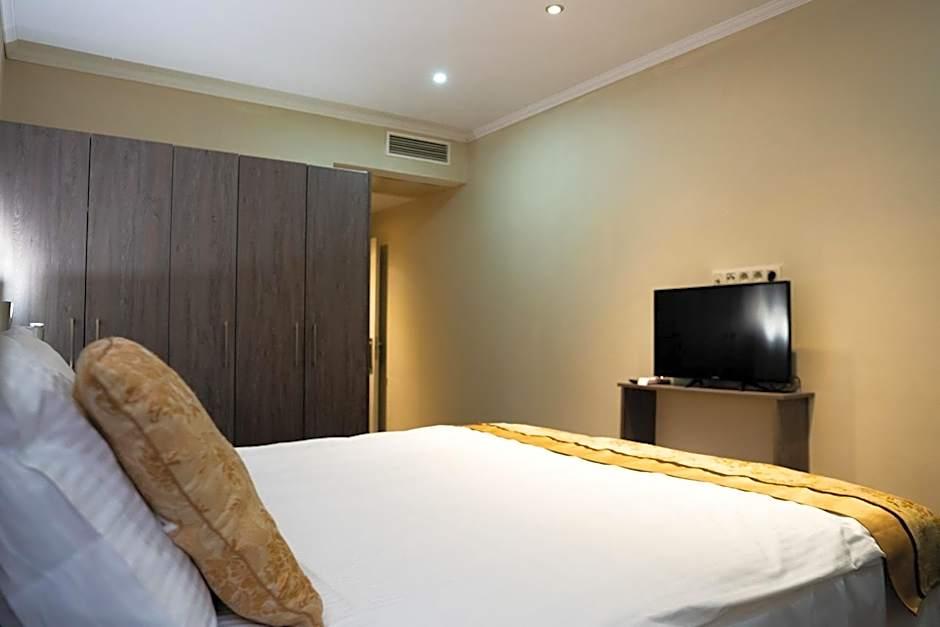 The Helmet Hotel 12/34