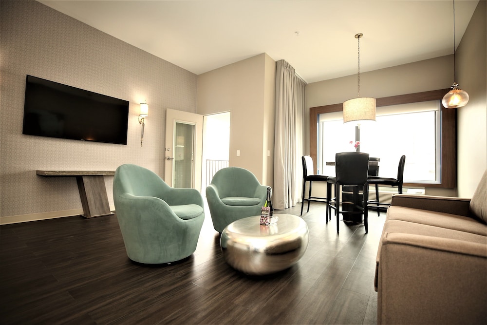 Holiday Inn Express & Suites Charlotte - South End 50/73