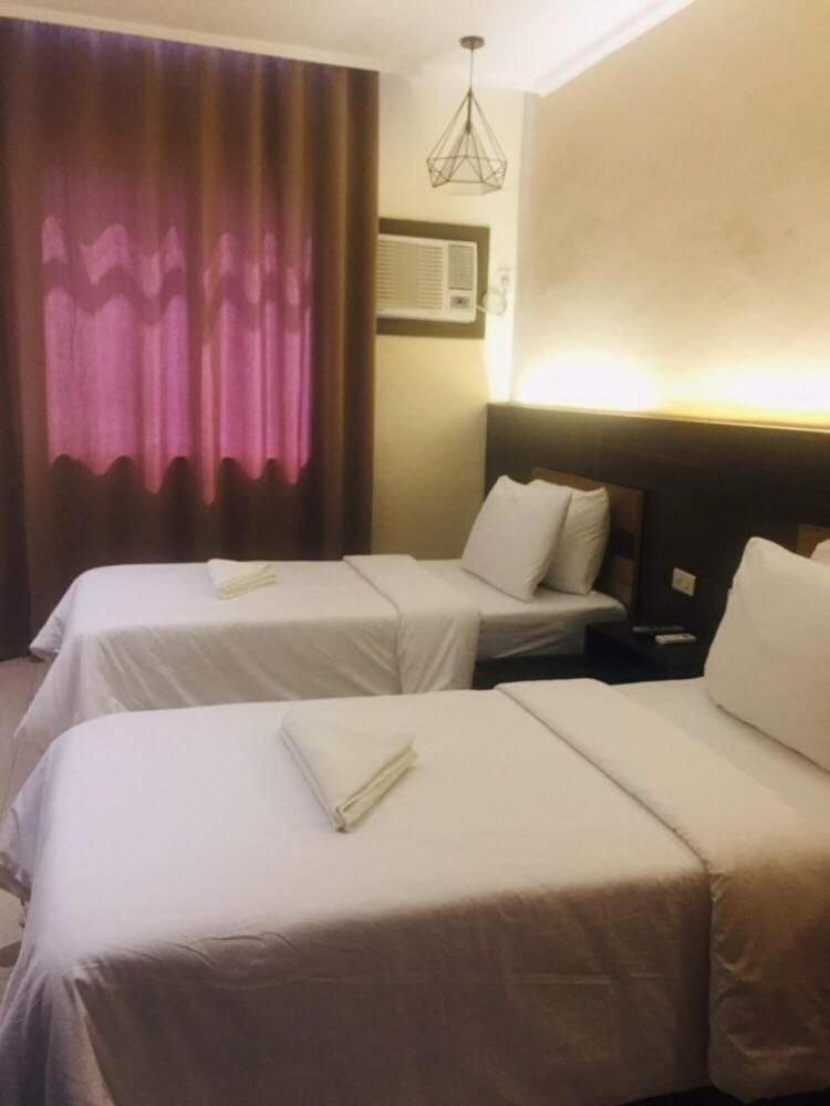 Leux Hotel 12/40