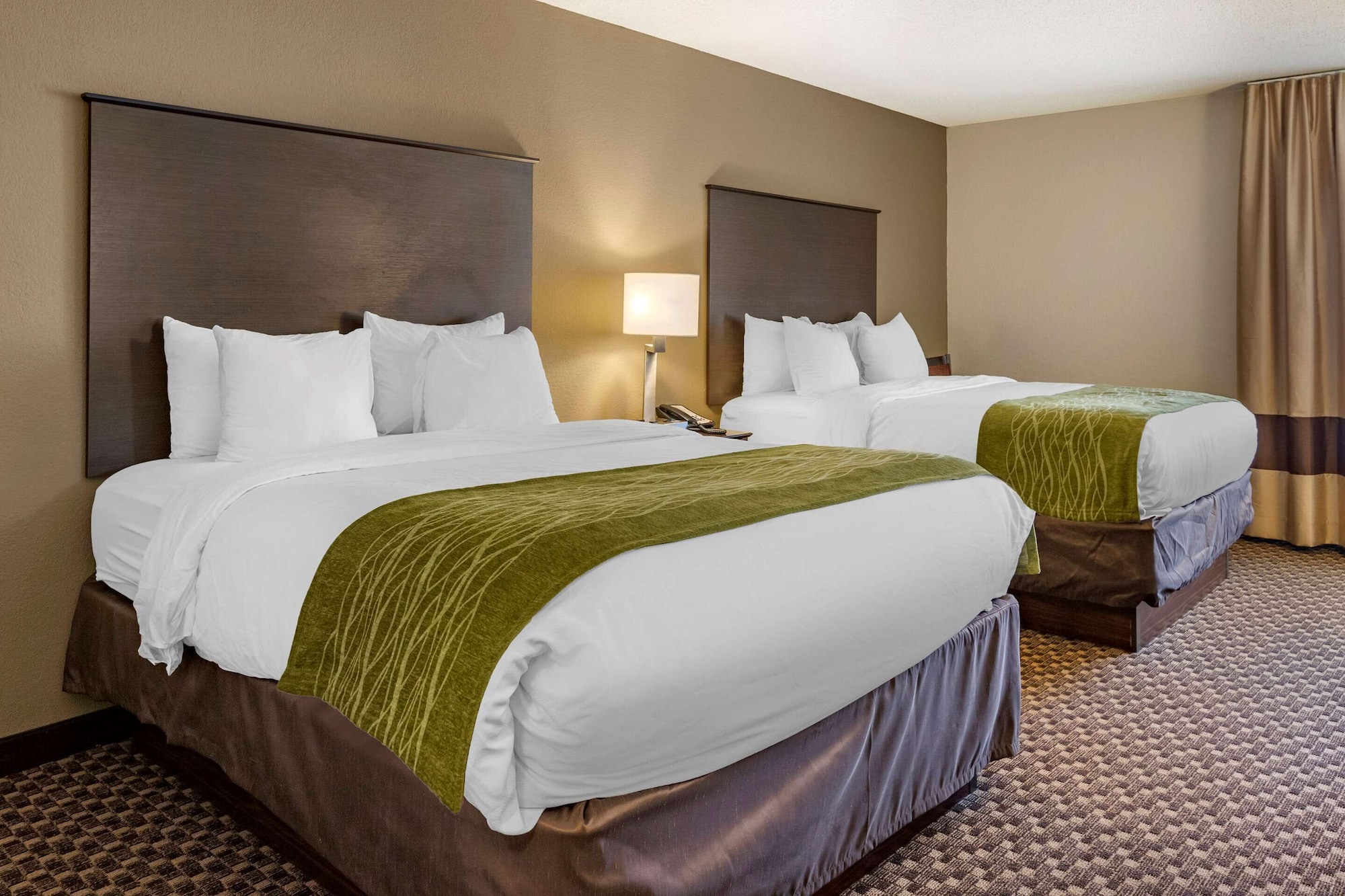 Standard, 2 Queen Beds, Comfort Inn Wings Stadium 3/5