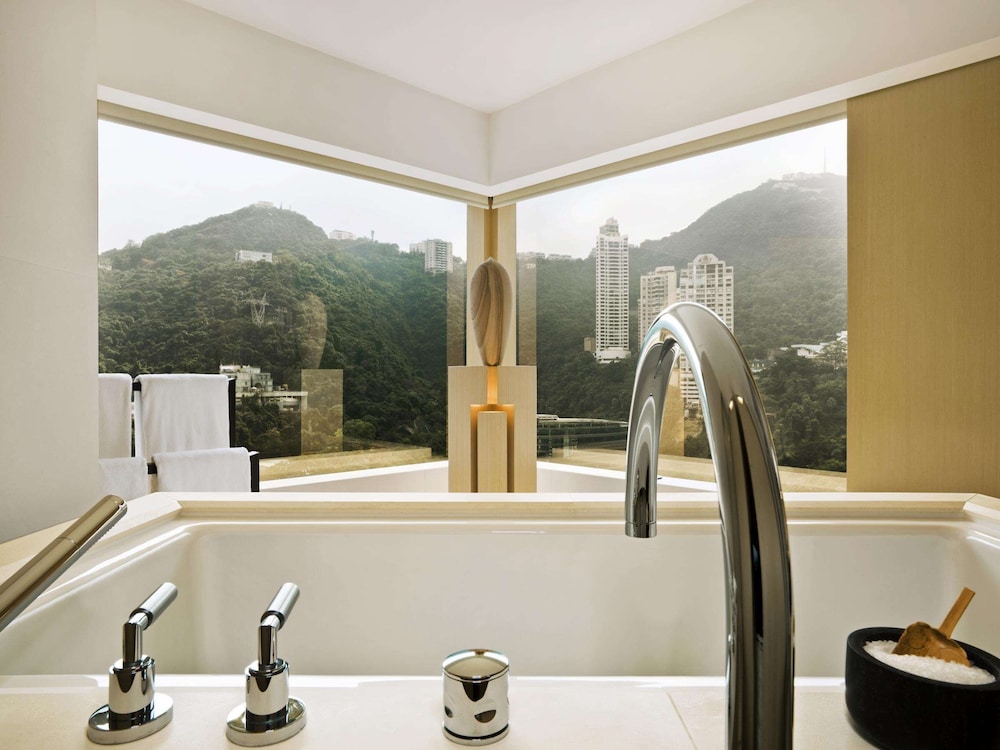 Upper House Hong Kong 36/65