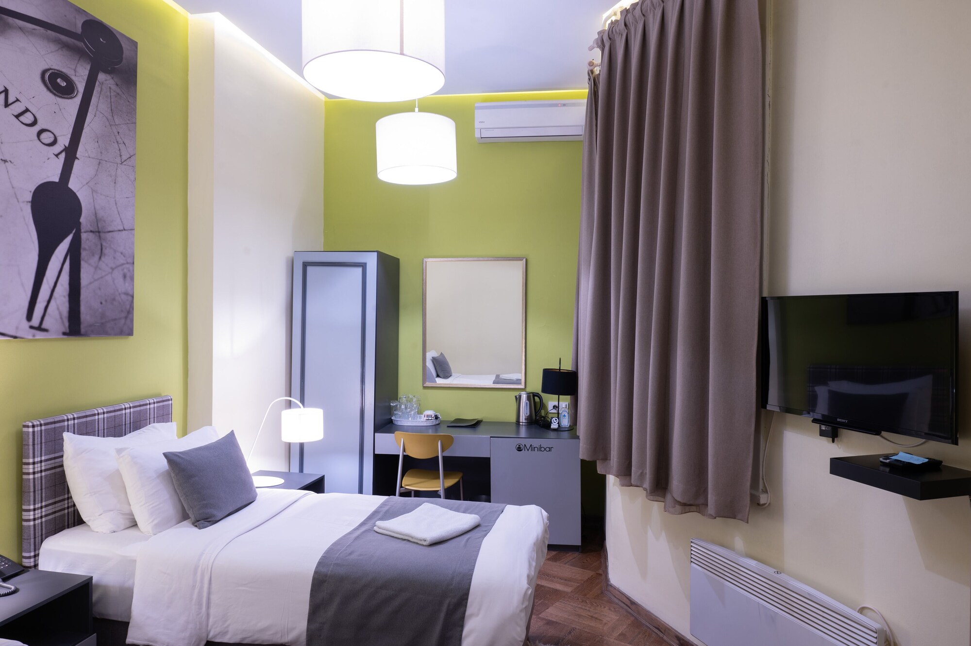 ROOM, TWIN BEDS