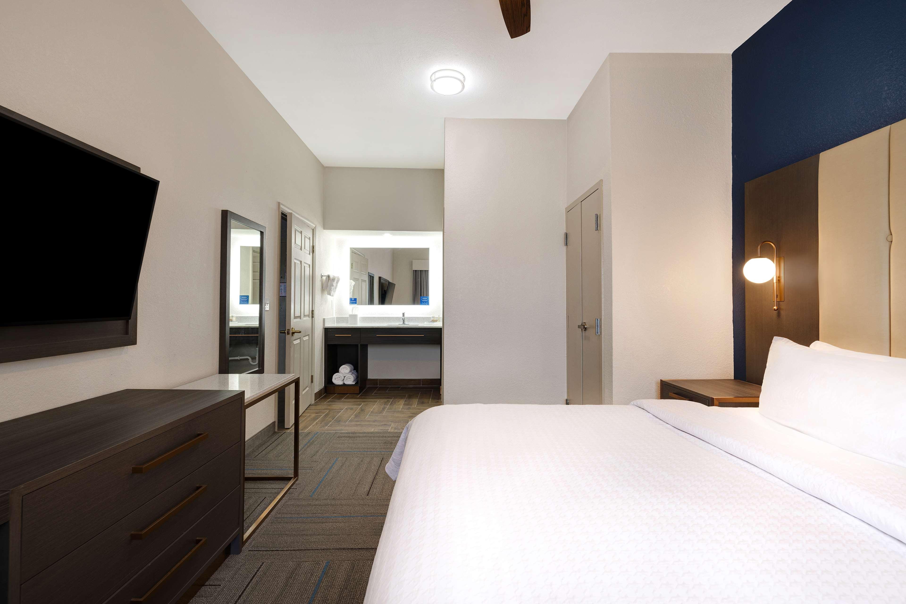 2 Bedrooms, Suite, 1 King or 2 Double Beds, Accessible
