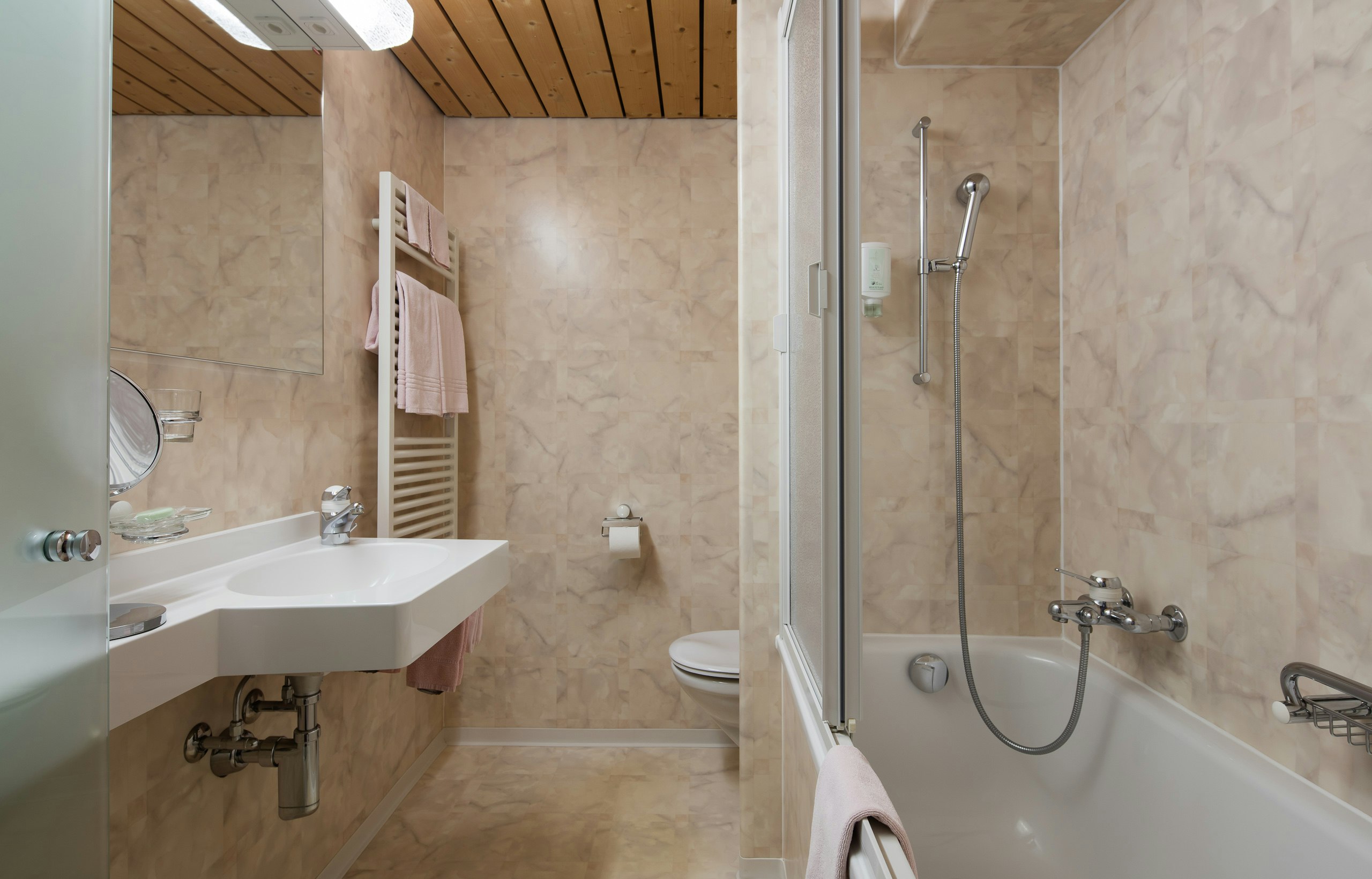 HOTEL CONTINENTAL 42/43