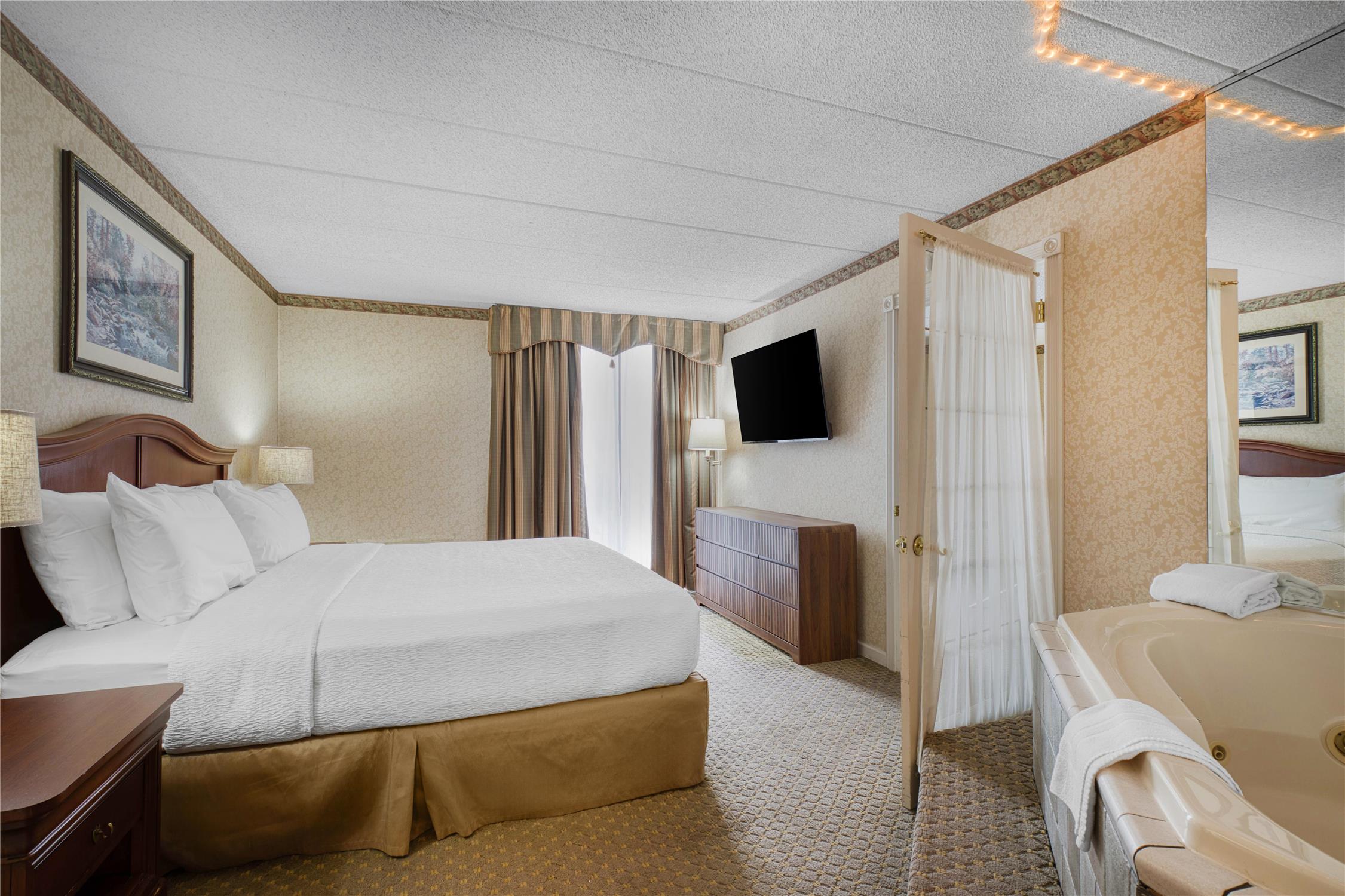 جناح بسرير كينج بمنطقة جلوس بجاكوزي بمطبخ صغير