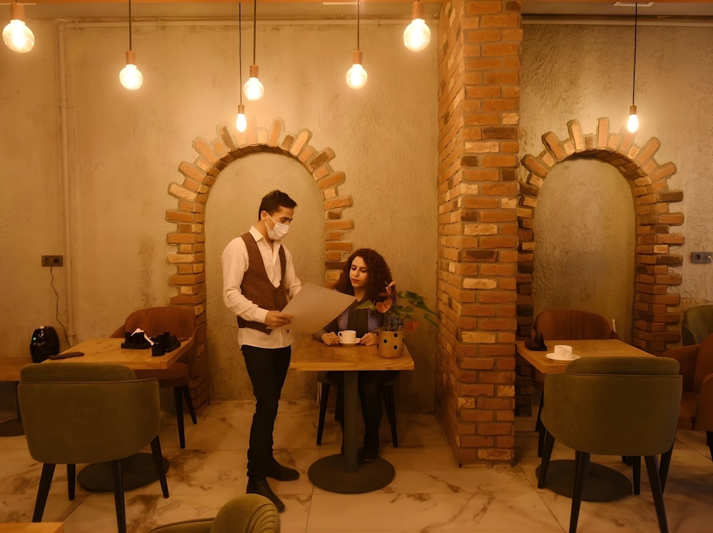 The Golden Pera's Hotel 40/50