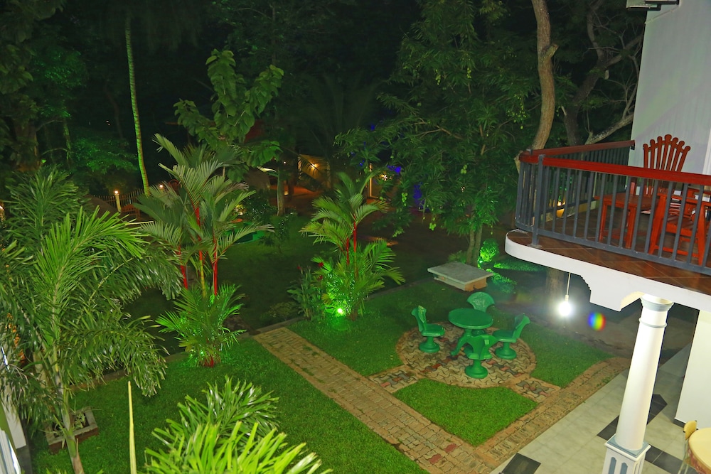 Yala Hotel River Front 33/39
