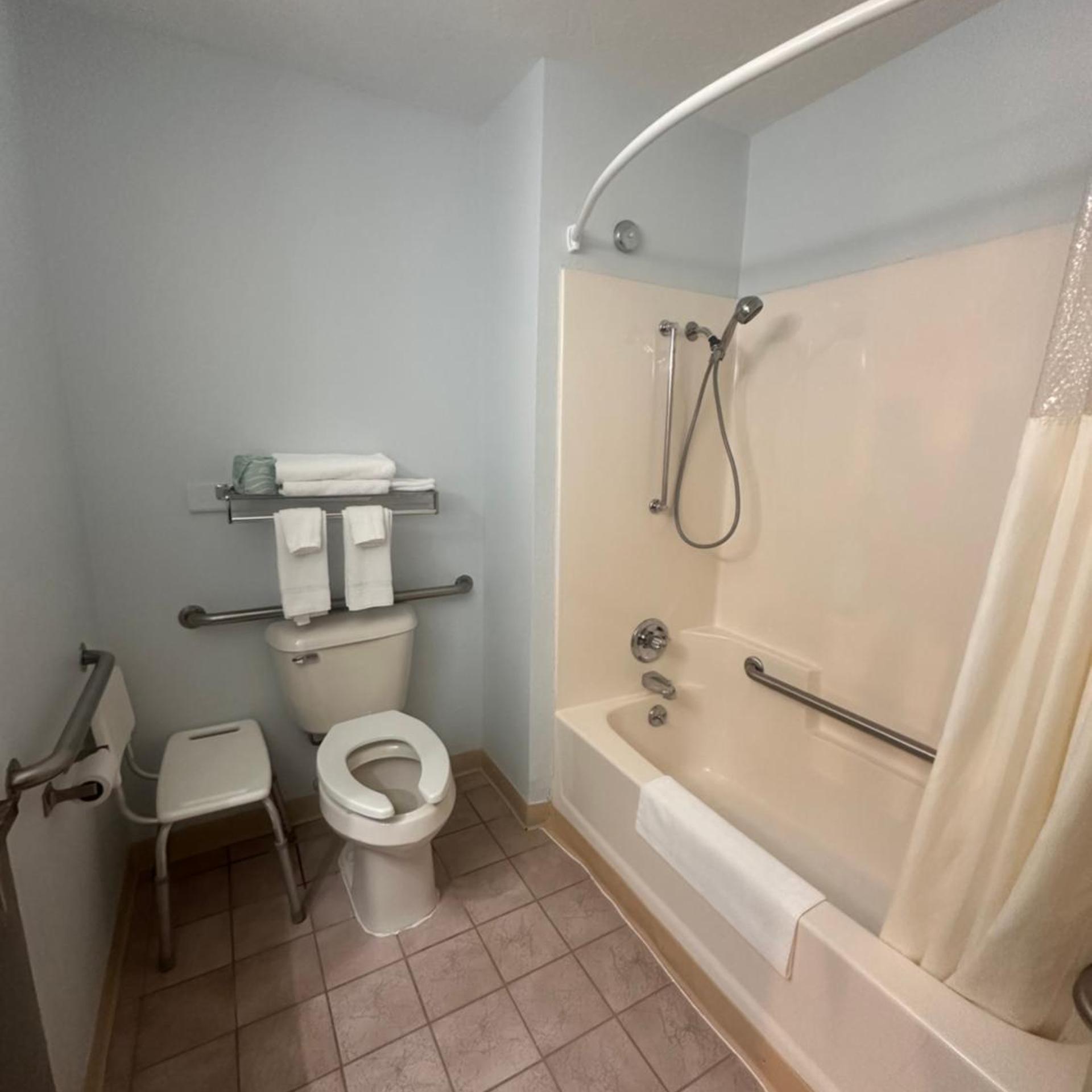 غرفة بسرير كوين لذوي الإعاقة، Pictured Rocks Inn & Suites 8/10