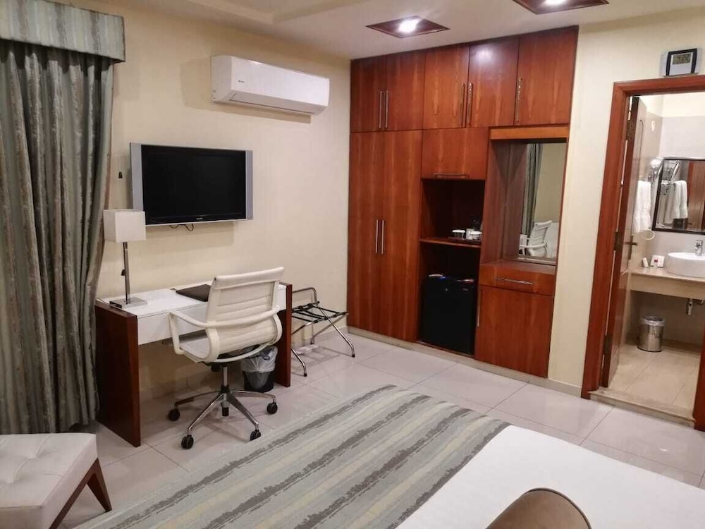Avari Xpress Faisalabad 52/60