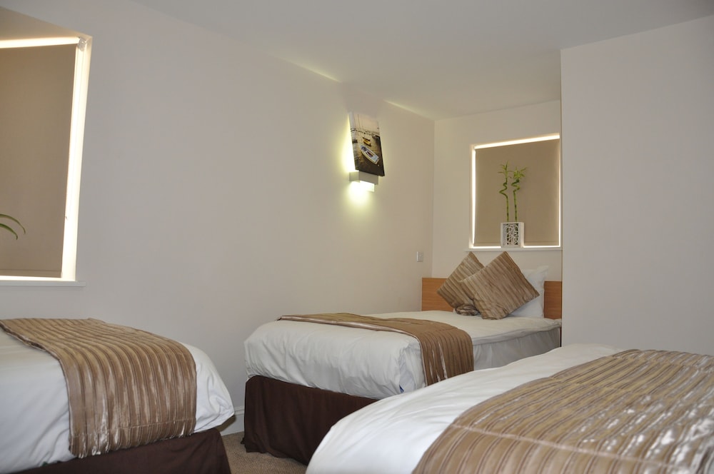 ROOM, QUADRUPLE