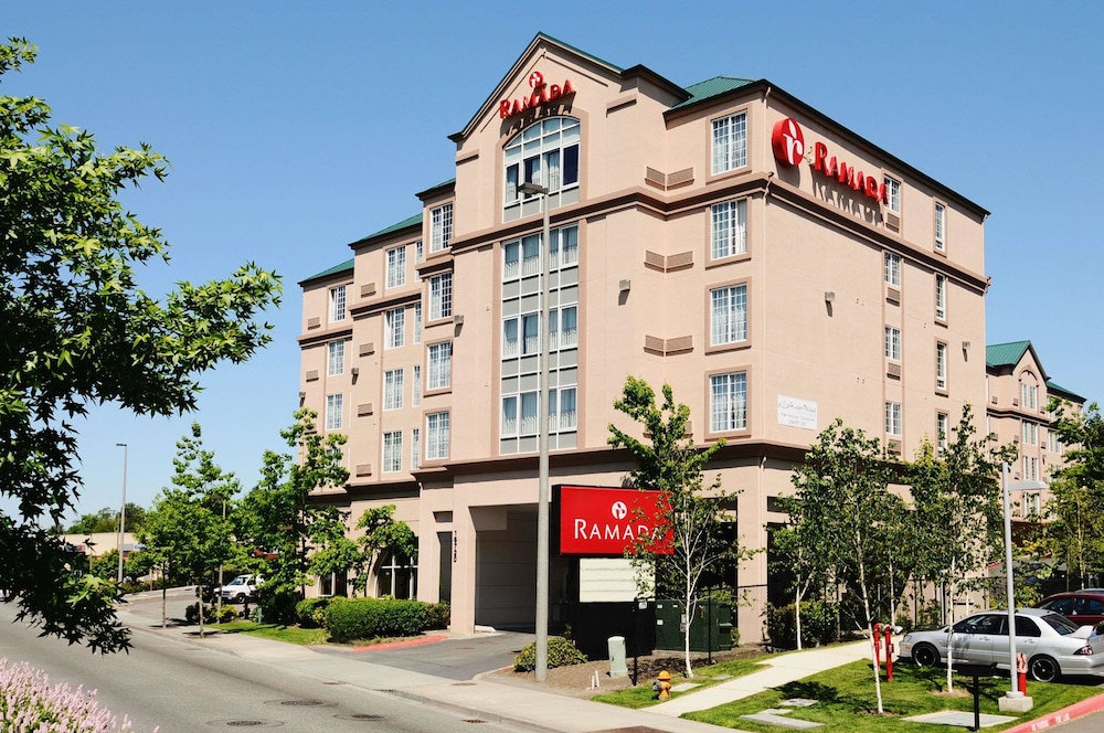 Ramada By Wyndham Seatac Airport 1/35