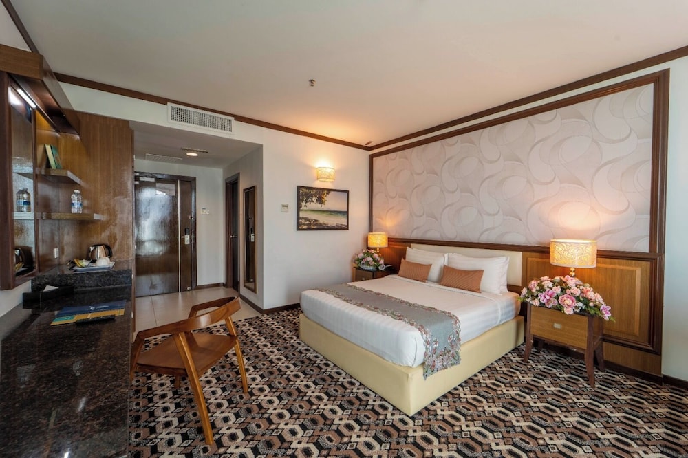 DELUXE, QUEEN BED, TOWN VIEW
