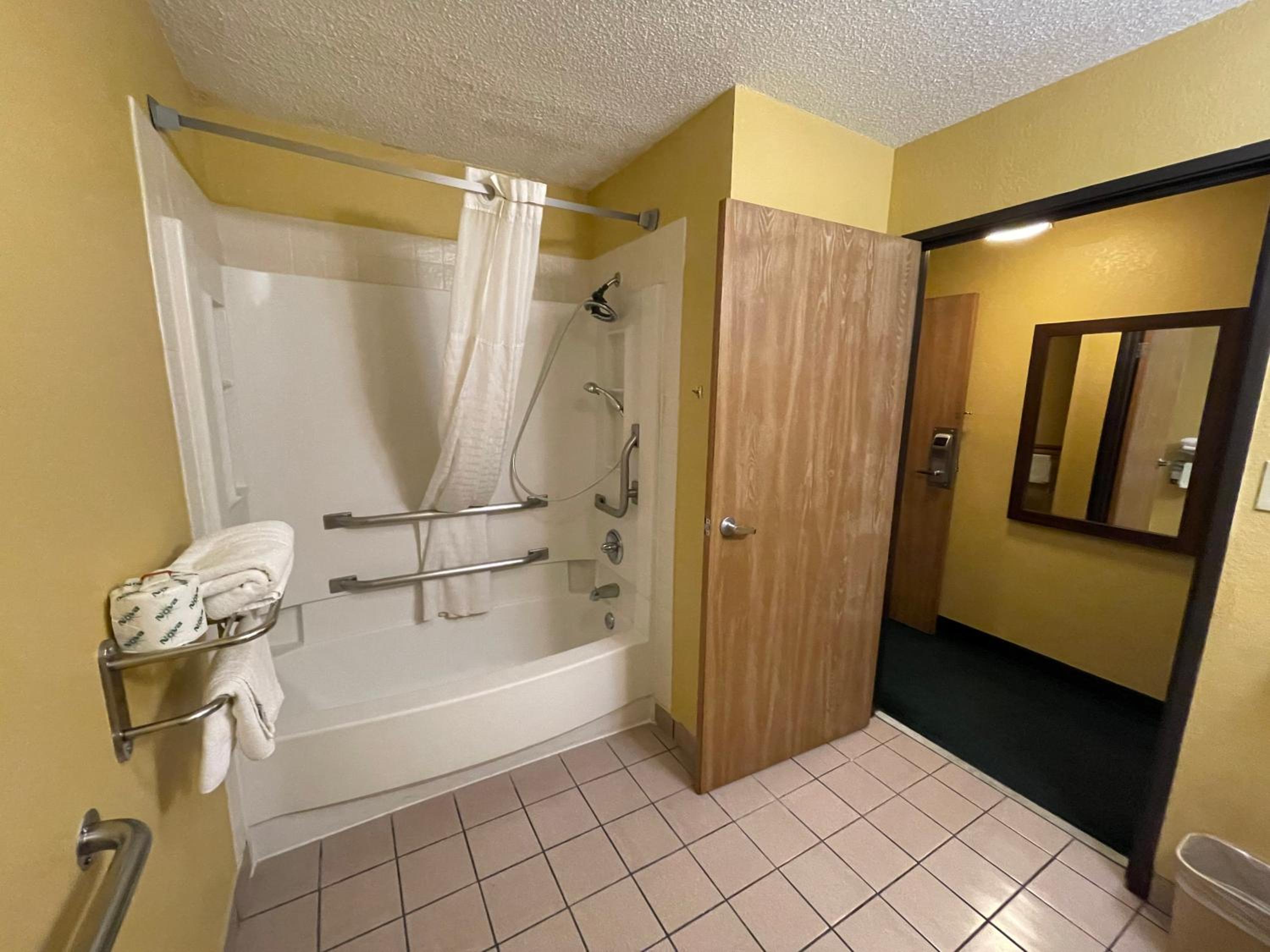غرفة بسرير كوين لذوي الإعاقة، Super 8 By Wyndham Van Buren/Ft. Smith Area 4/4