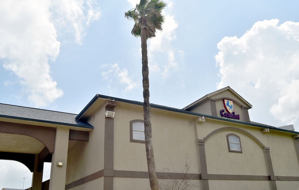 Camelot Inn &amp; Suites Highway 290/NW Freeway 4/36