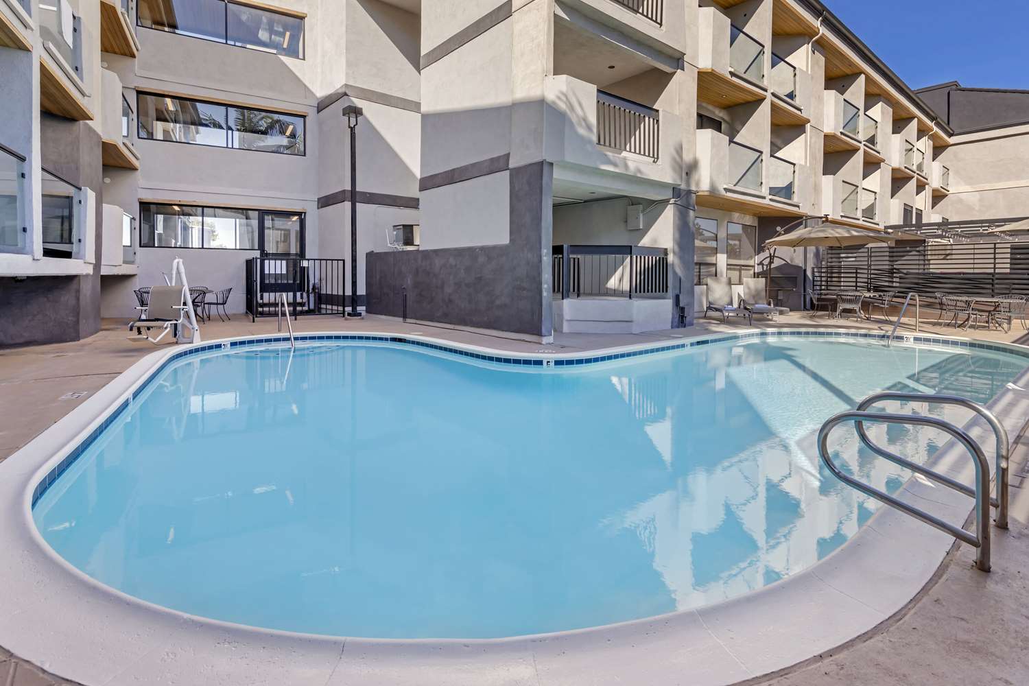 Comfort Inn & Suites Irvine Spectrum 30/49