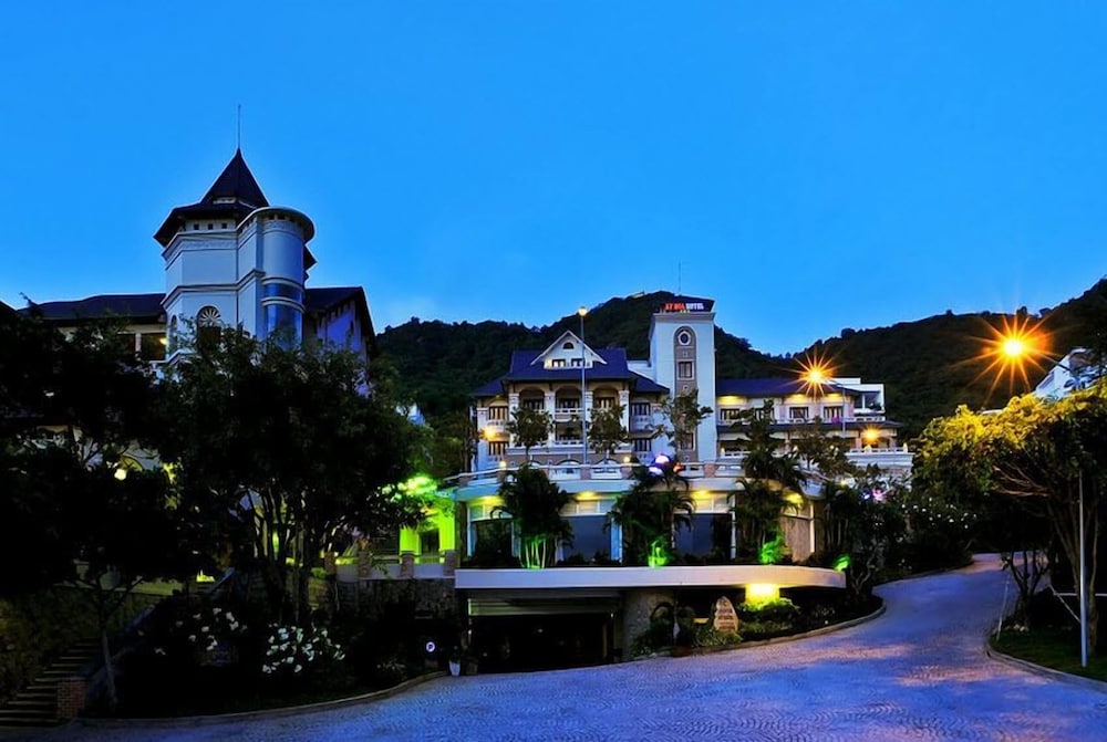 Beachfront Hotel 54/57