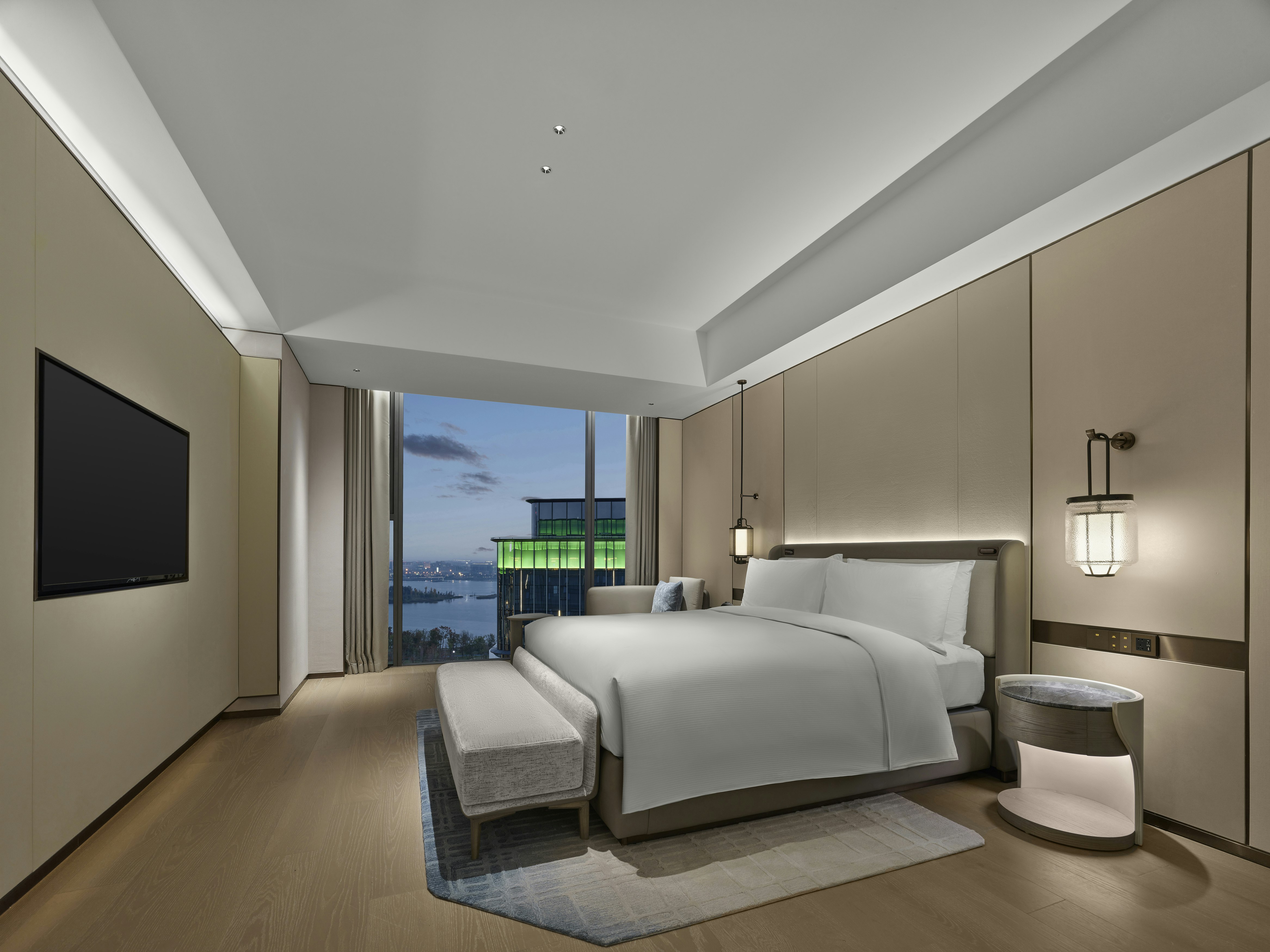DELUXE, SUITE, KING BED