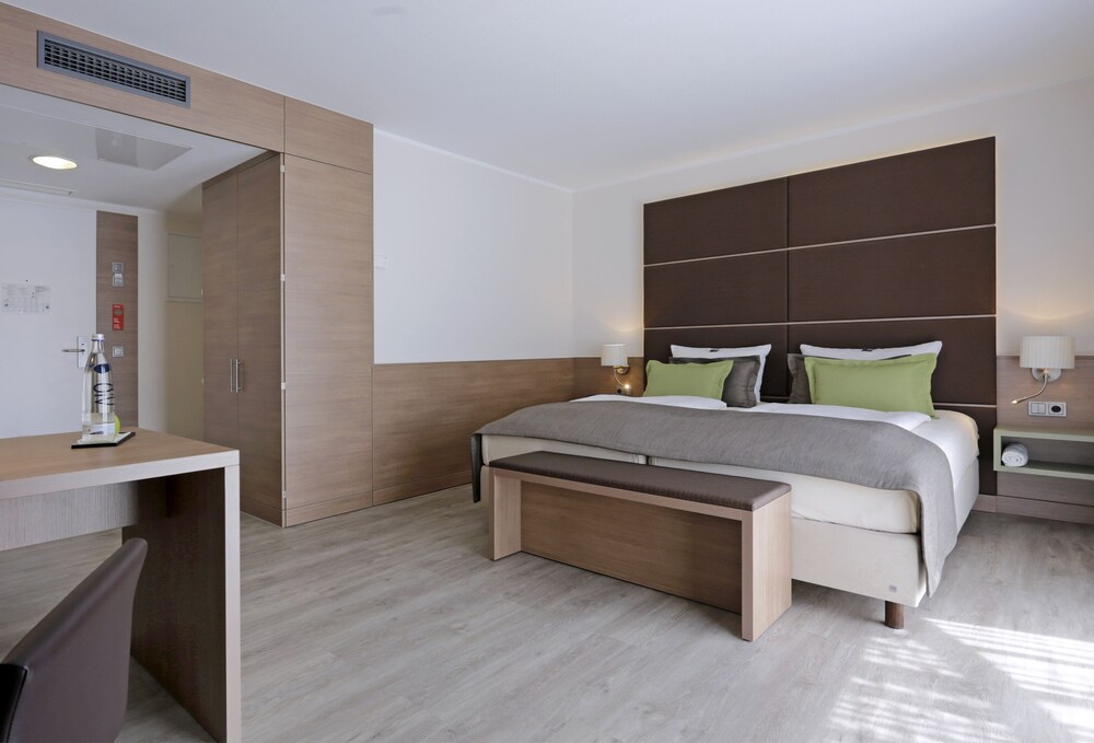 Lindner Hotel Dusseldorf Airport, part of JdV by Hyatt 10/75