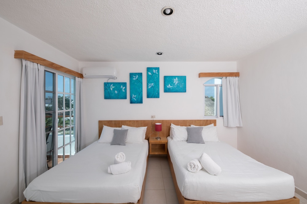 DELUXE, 2 DOUBLE BEDS, PARTIAL OCEAN VIEW