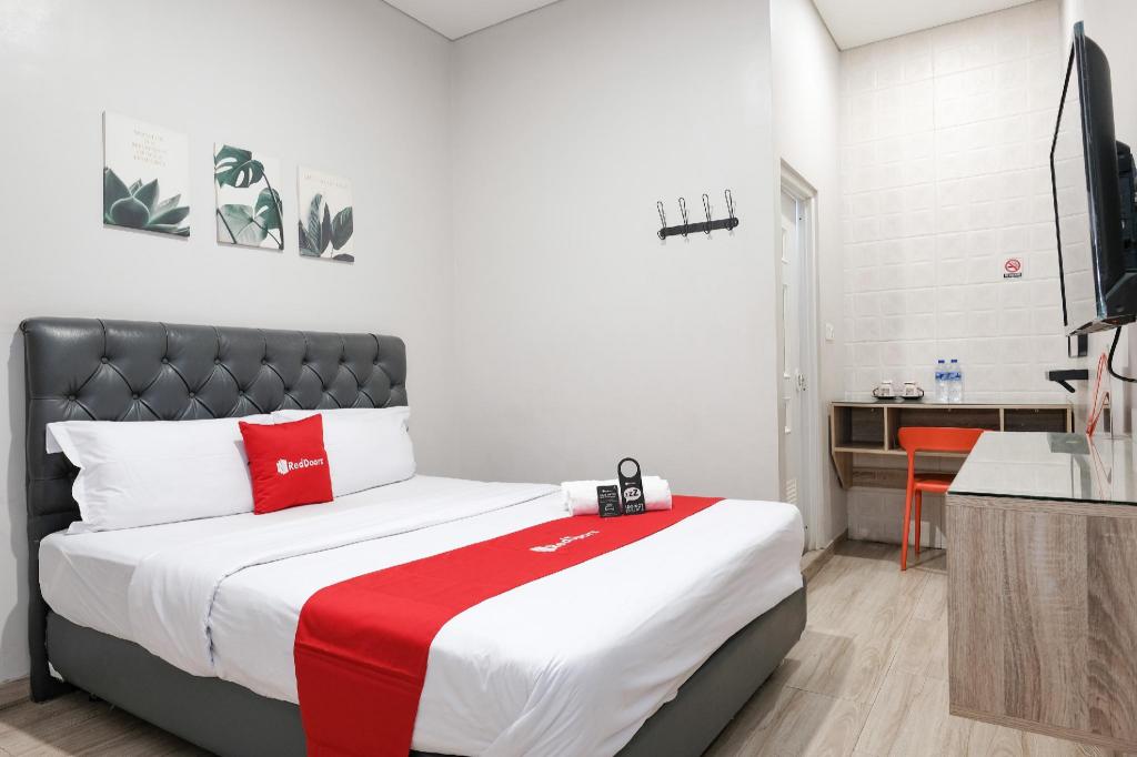RedDoorz near Ciputra Golf Surabaya 16/50