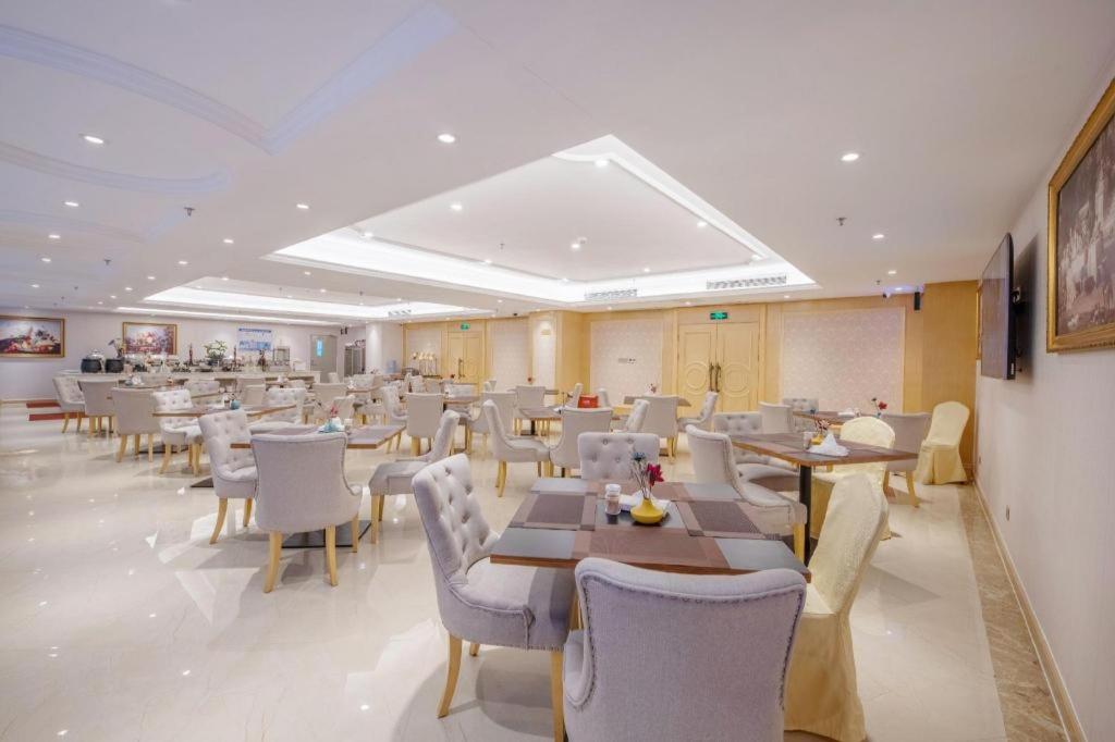 Vienna Hotel Huizhou (Huabianling Square Branch) 37/50