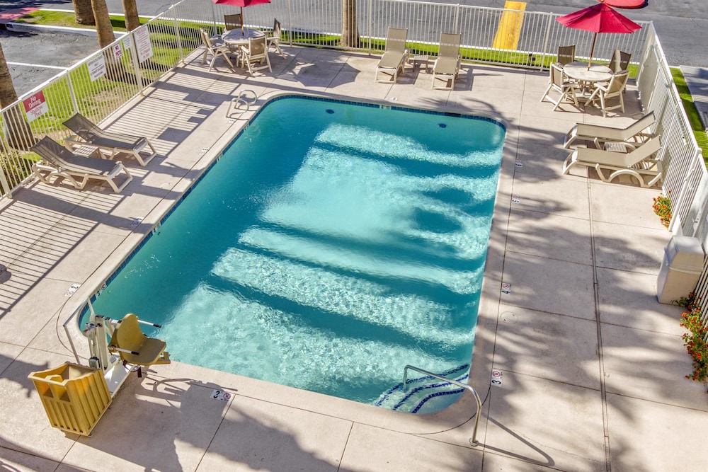 Motel6 Phoenix, AZ - West 26/45