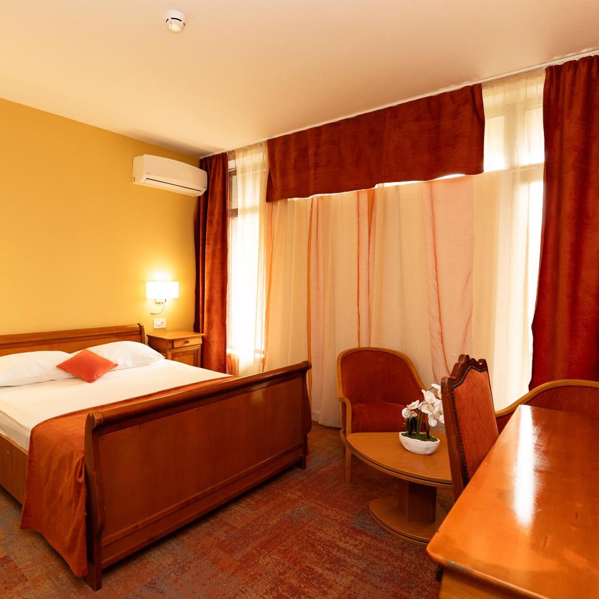 جناح، Continental Hotel 2/8