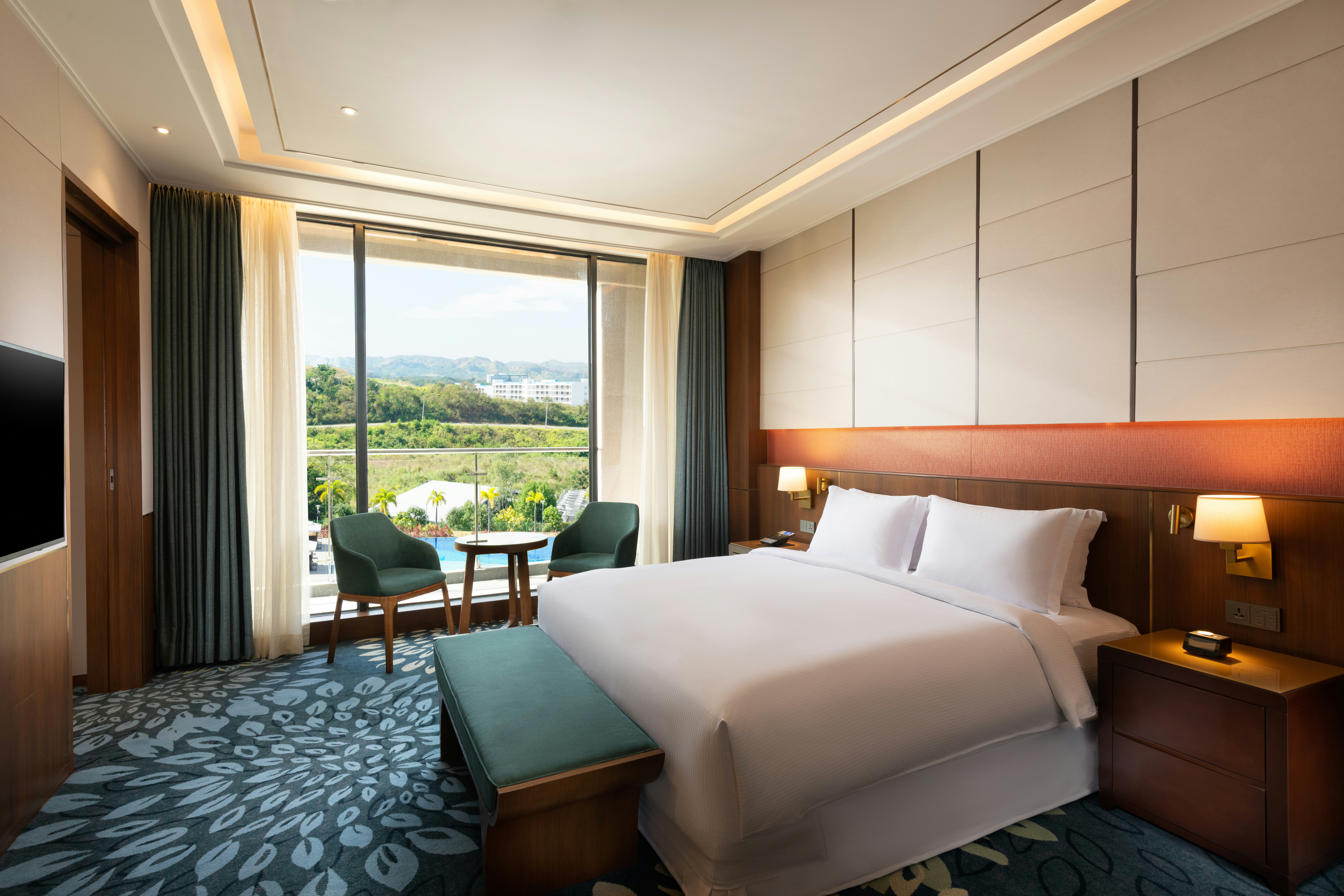 1 BEDROOM, SUITE, KING BED, BALCONY