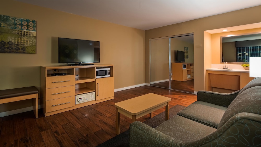 Best Western Plus South Coast Inn 44/72