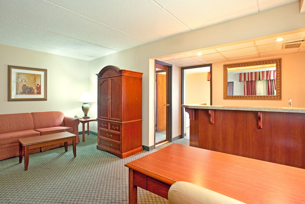 Holiday Inn Express Milwaukee West Medical Center 16/59