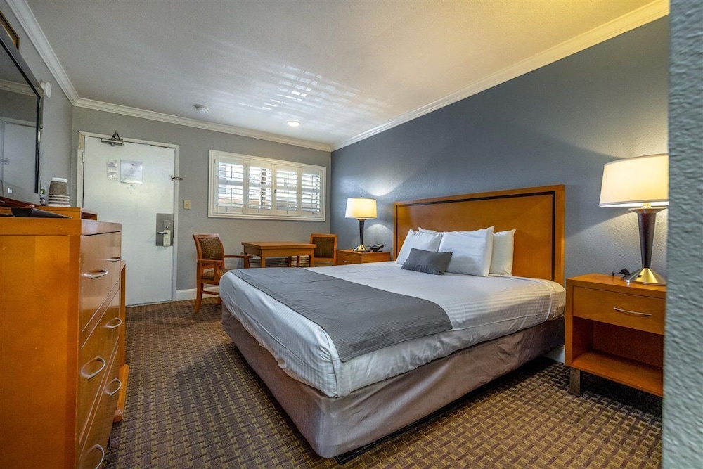 STANDARD, QUEEN BED