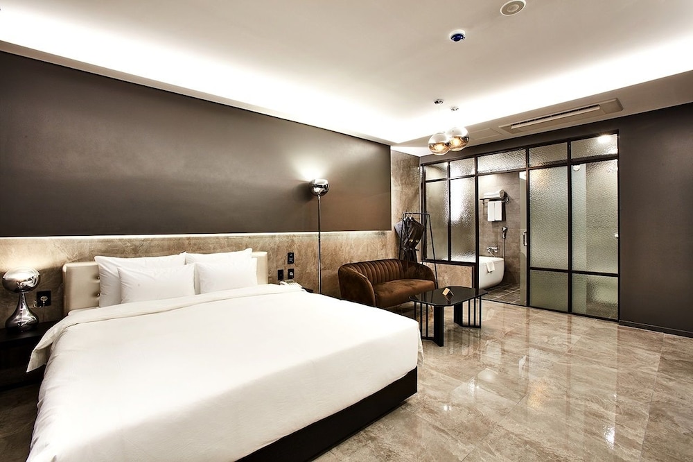 Hotel Wanted 16/70
