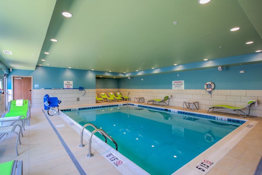 HOLIDAY INN EXPRESS SUITES REEDSVILLE STATE COLL AREA — 6