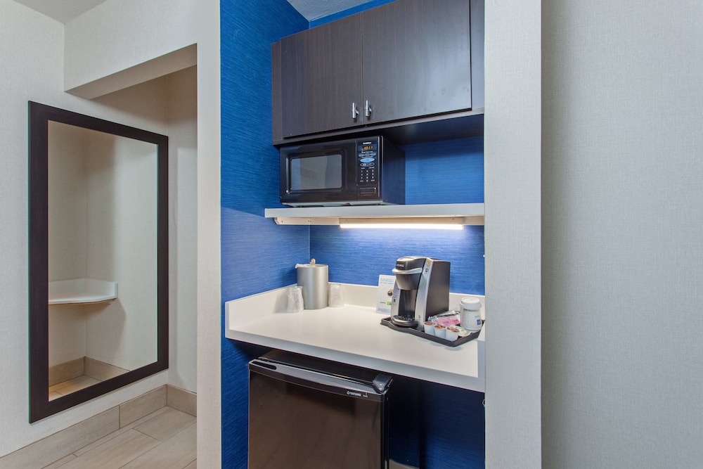 Holiday Inn Express Hotel Suites Oakland Airport 9/55