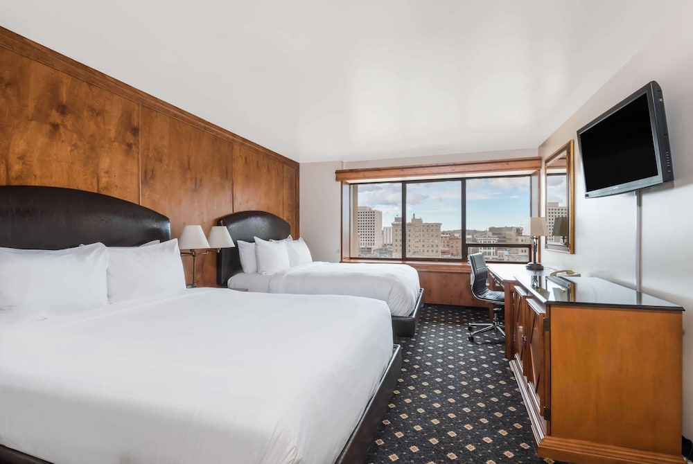 Room, 2 Queen Beds, Downtown View