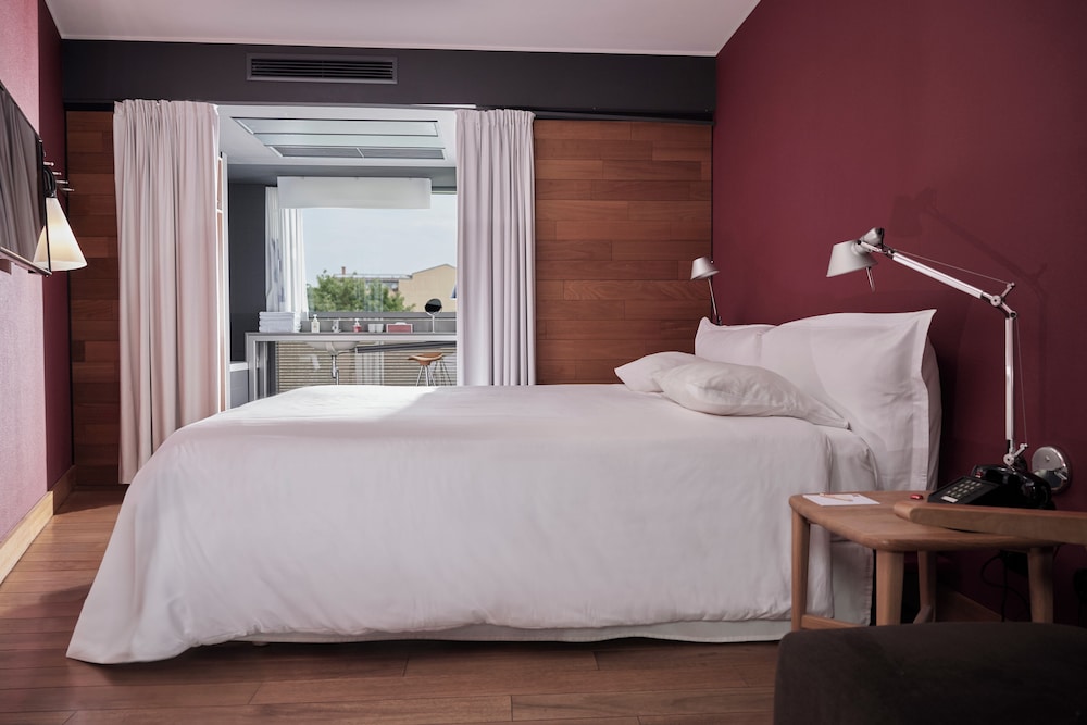 CAMPER, KING BED, CORNER
