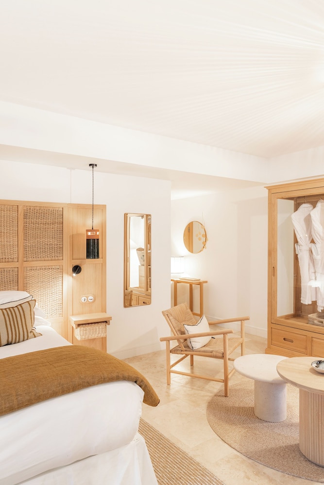 غرفة سوبيريور بسرير كوين بشرفة، Le Couvent Des Minimes Hotel Spa 2/4