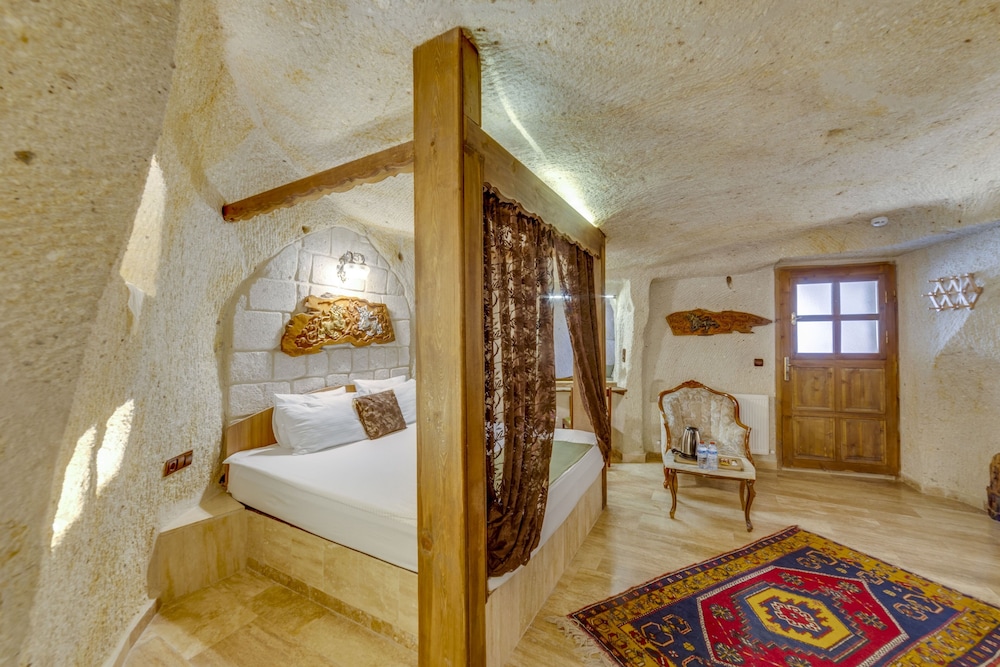 El Puente Cave Hotel 50/50