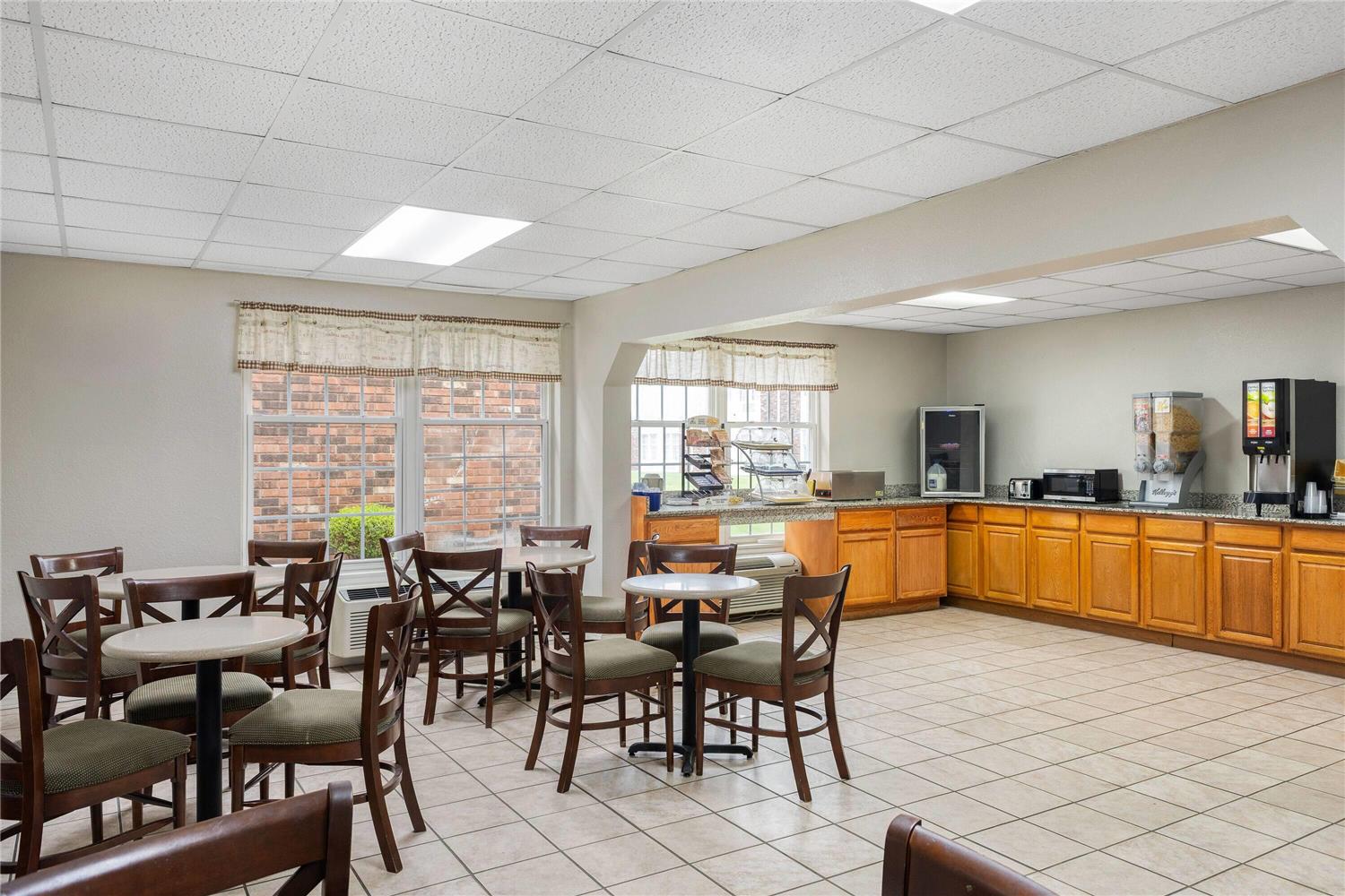 Days Inn by Wyndham Madisonville 12/17